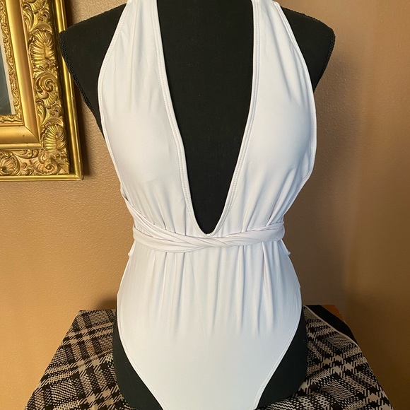 3/12 🏖️ sale Alunalevi White Swimsuit plunging Neckline. One piece. Size M NWT - Picture 3 of 10